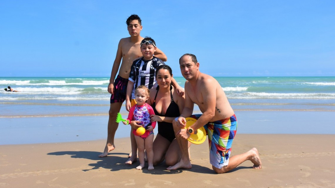 Miles de visitantes disfrutan responsablemente de playa Miramar