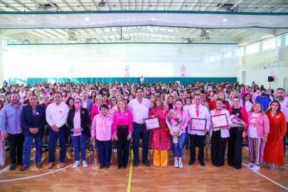 Ofrecen testimonio de supervivencia en lucha contra el cáncer ante más de 1,000 mujeres 