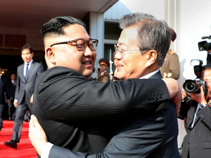 Kim Jong-Un y Moon Jae-in sostienen sorpresiva reunión