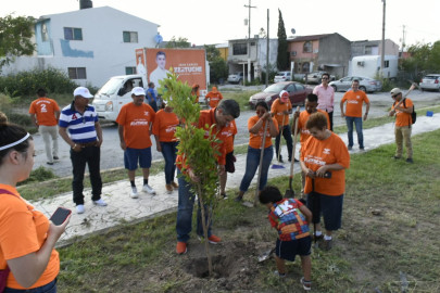 Juan Carlos Zertuche cierra campaña sembrando árboles