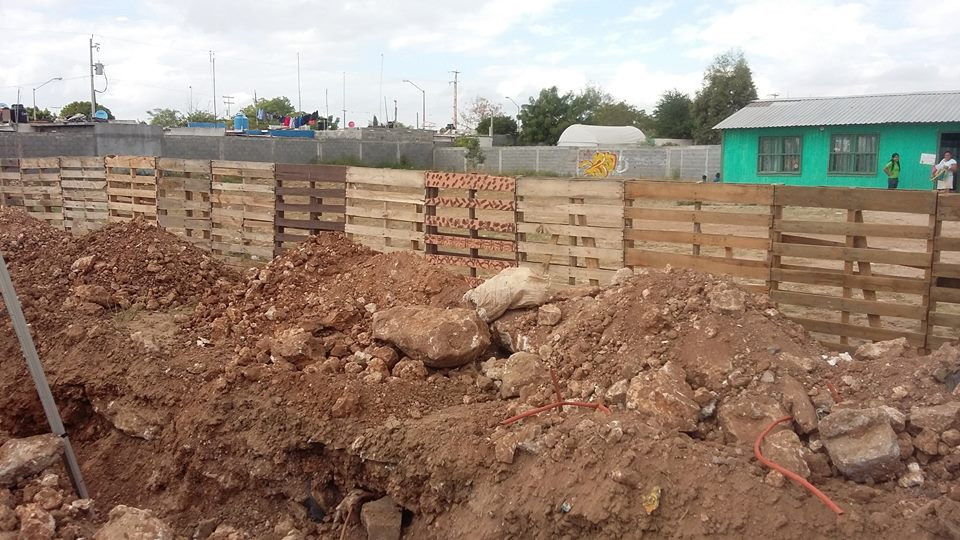 Realizan trabajos de barda perimetral en Jardín de niños