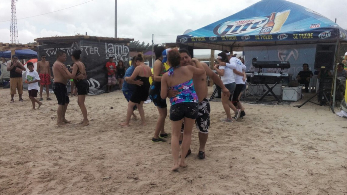 Gran afluencia de visitantes en playa tesoro, en este Viernes Santo.