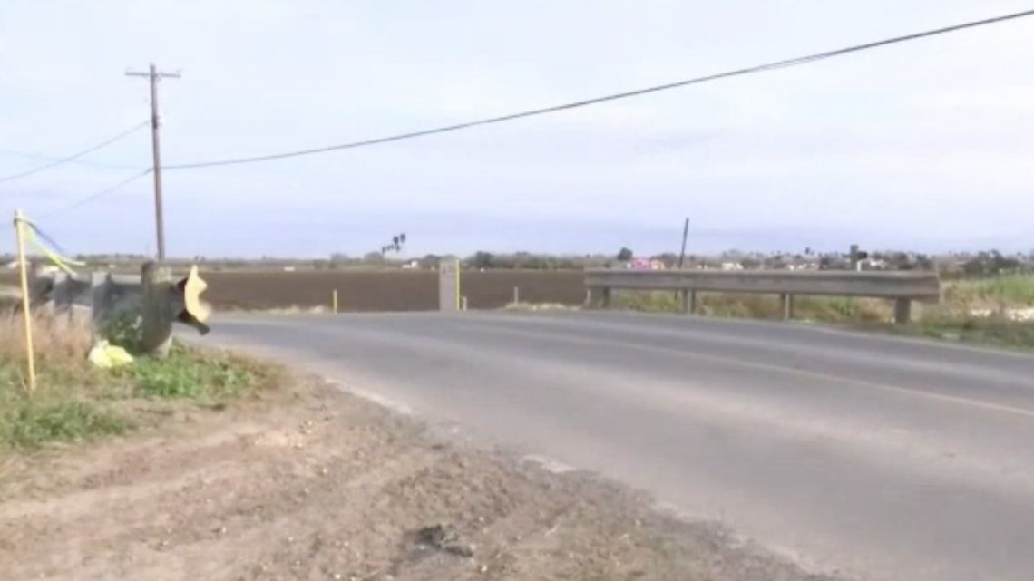 Jóvenes atacan a conductores con ladrillos