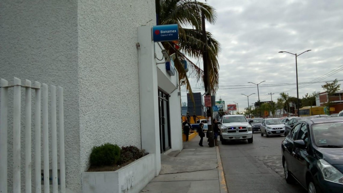 Delincuentes burlan operativo del Buen Fin y roban un Banamex