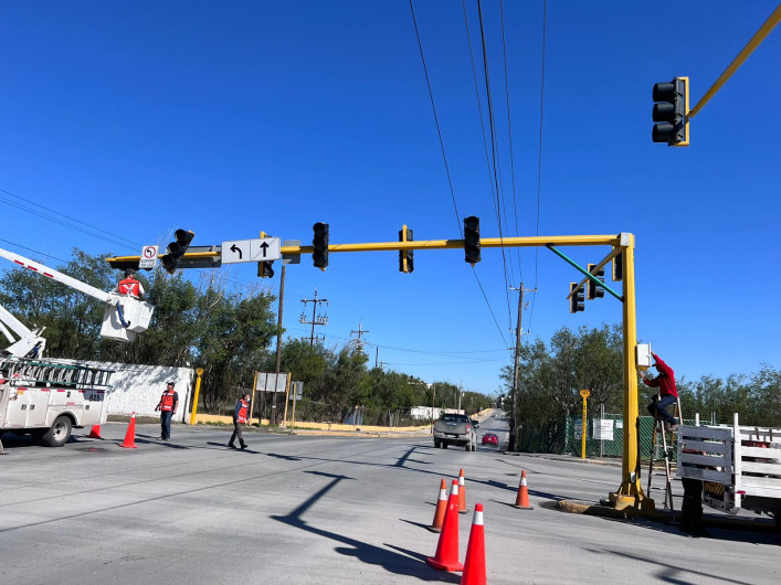 Repara y moderniza semáforos Gobierno de Reynosa 