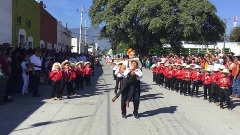 Maestra baila con su alumno con discapacidad en desfile
