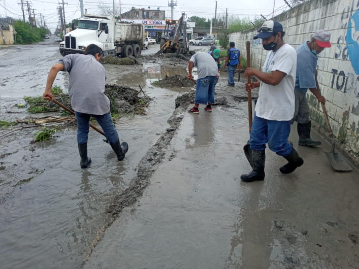 Exhorta Obras Públicas a recoger basura y evitar abrir tapas del drenaje 