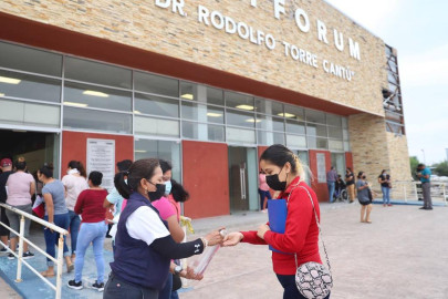 Inician entrega de tarjetas de beca ‘Una nueva era’