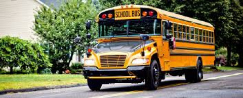 Fallecen tres personas en accidente de autobús escolar