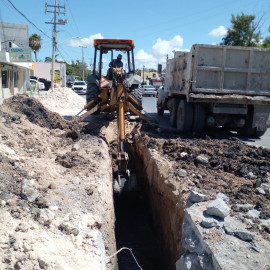 Inició COMAPA rehabilitación de drenaje sanitario en Las Cumbres