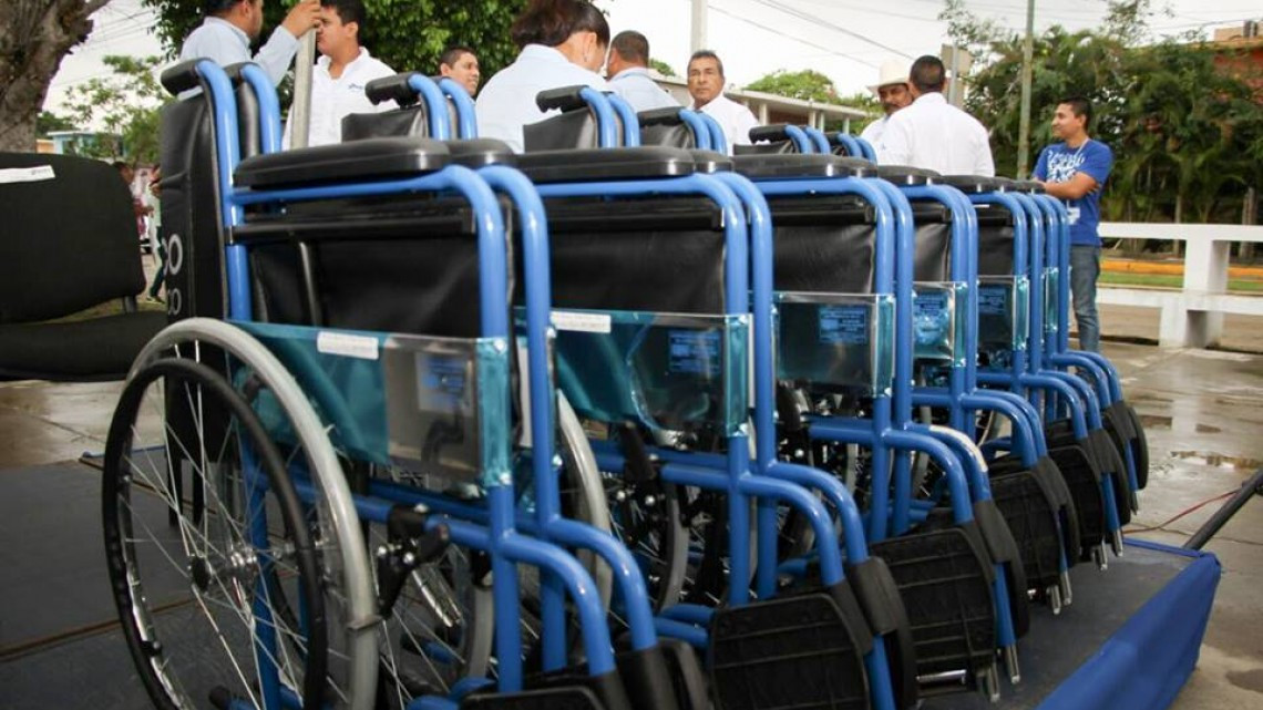 Entregan sillas de ruedas a personas con discapacidad