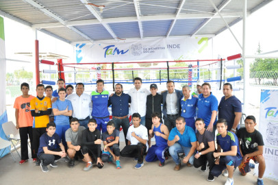 Reciben pugilistas nuevo ring de box