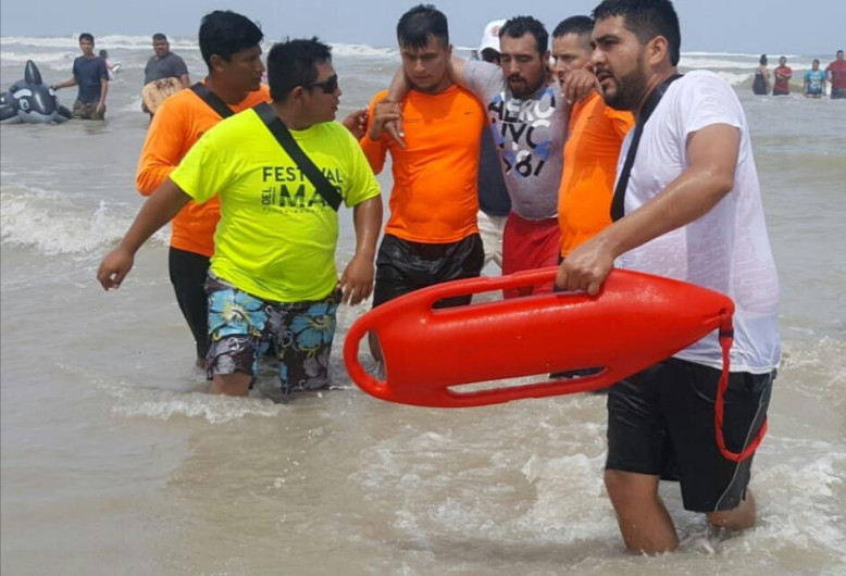 Salvavidas rescatan a bañista que se acalambro en la playa Bagdad 