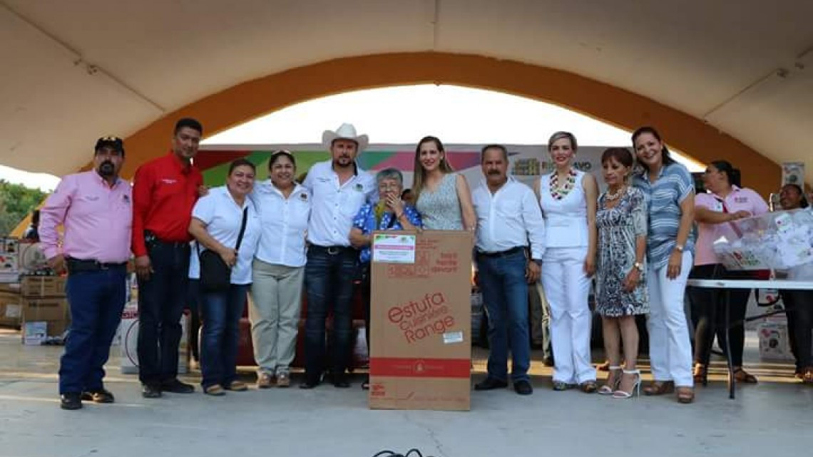 Ayuntamiento realizó festejo por el "Día de las madres"