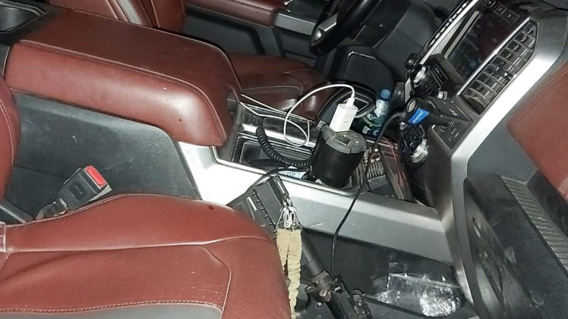 Detiene Policía Estatal a 3 hombres y aseguran camioneta y armas