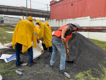 Entregan sacos de arena a familias afectadas por las lluvias