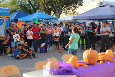 Disfrutan familias neolaredenses de Bazar Jovén Edición Halloween