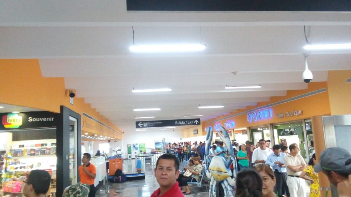 Inasistencia de funcionarios de casilla genera largas filas en casilla especial del aeropuerto de Tampico