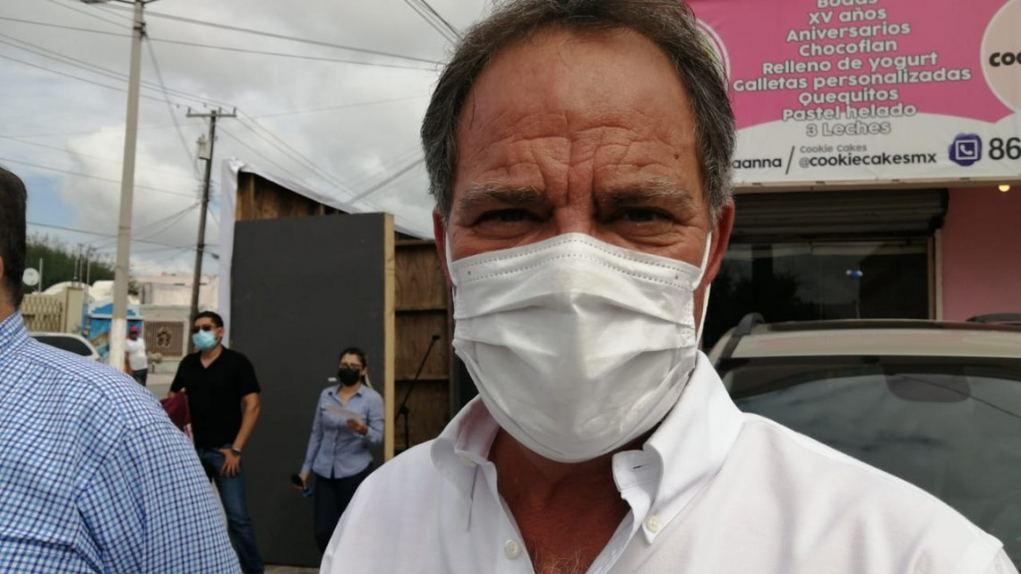 Inician poda de árboles y reforestación de las plazas principales