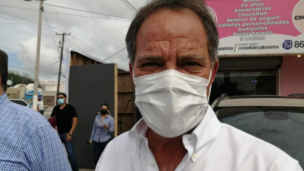 Inician poda de árboles y reforestación de las plazas principales