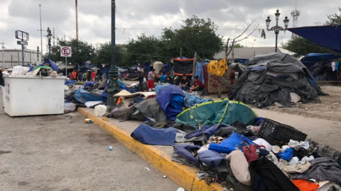 Inician migrantes desalojo de Plaza de la República 