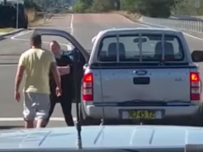 Hombre golpea a mujer por detenerse en un semáforo 