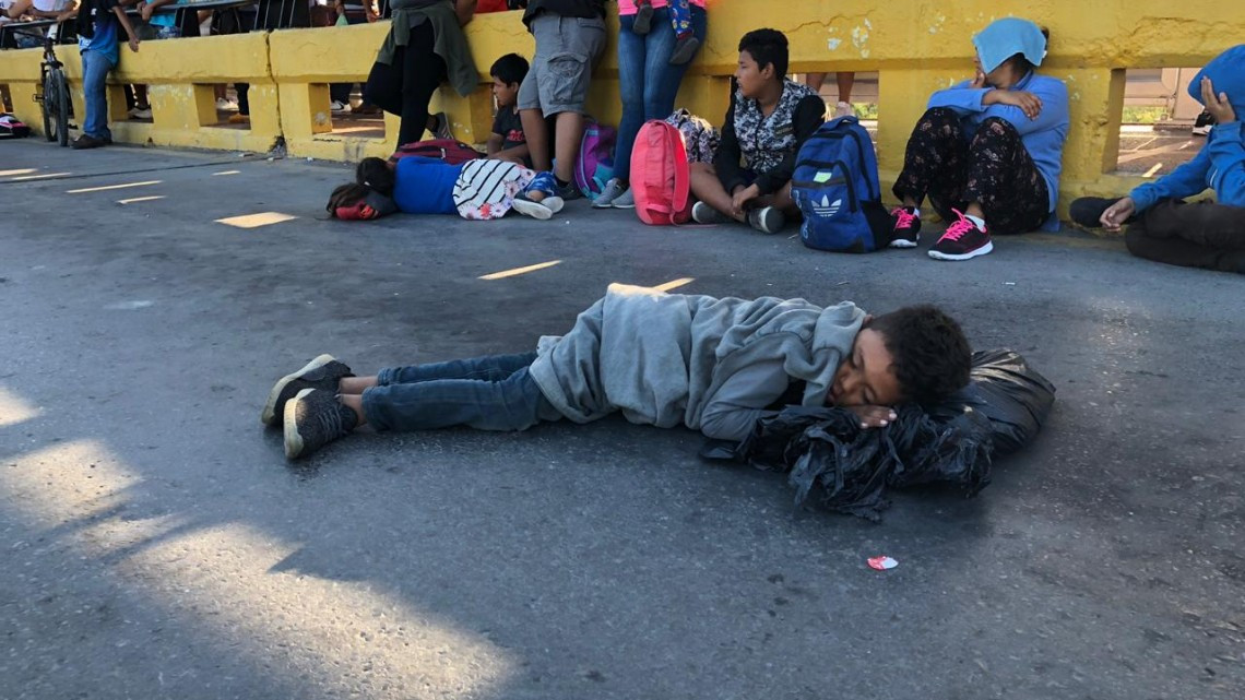 Cientos de migrantes obligan el cierre total del "Puente Nuevo" en Matamoros