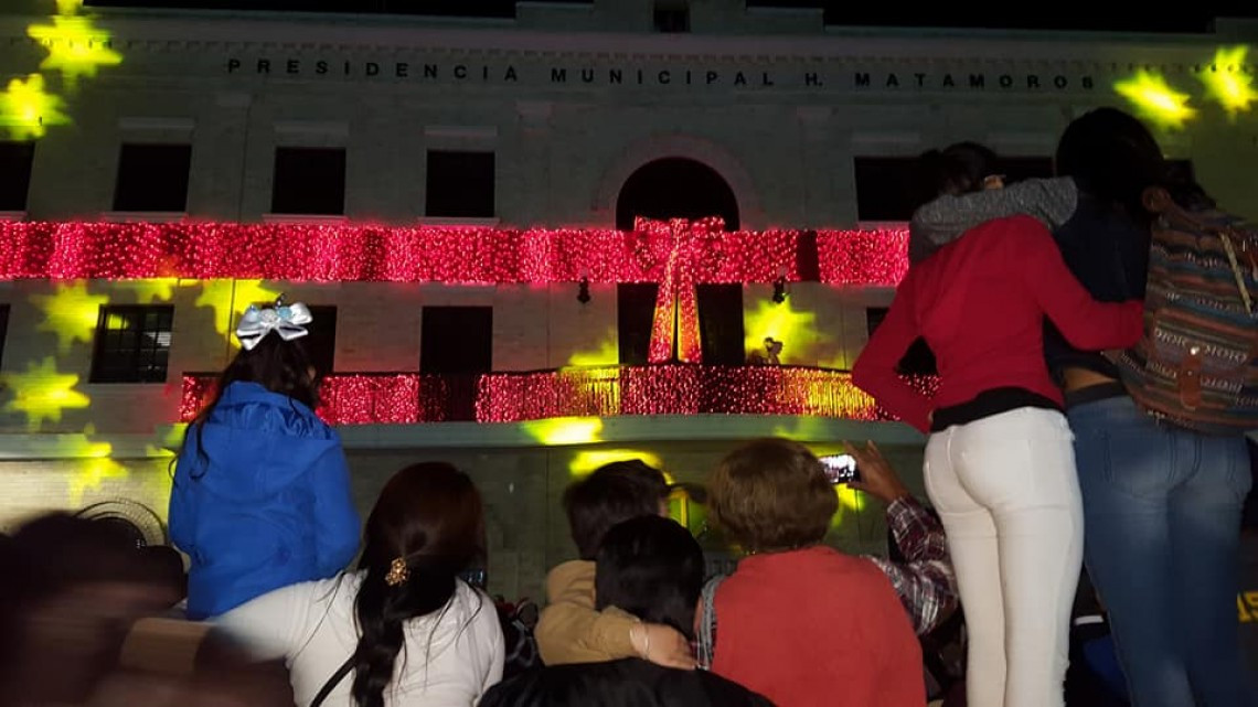 Disfrutan matamorenses de desfile y encendido de pino