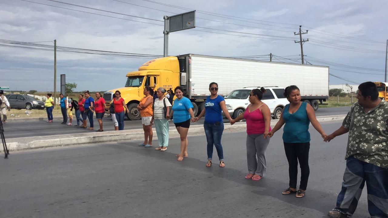 Vecinos de Los Almendros protestan por la falta de agua