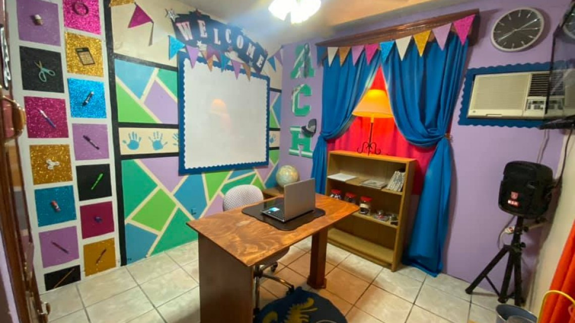 Maestro transforma cuarto de su casa en un asombroso salón de clases