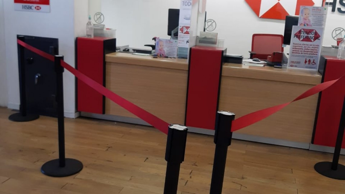 Mujer intenta robar un banco con un arma de juguete