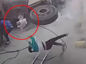 Bebé sale volando tras explosión de llanta