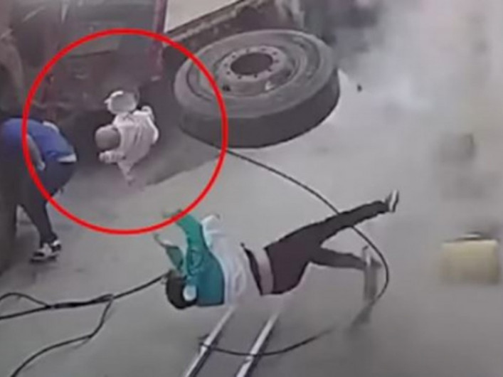 Bebé sale volando tras explosión de llanta