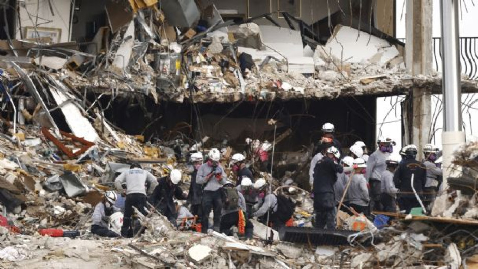 Suman 16 muertos por colapso de edificio en Miami