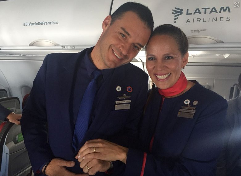 El papa Francisco casó a una pareja de tripulantes en pleno vuelo 