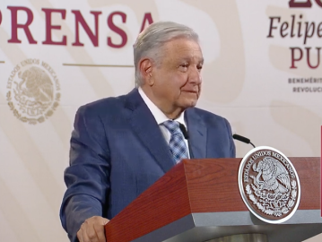 Critica AMLO obstáculos de INE a voto migrante