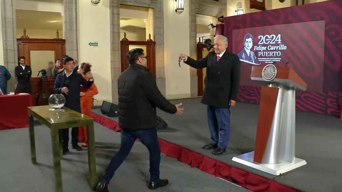 “Se van a rayar”, AMLO rifa su reloj entre reporteros que acudieron a la ‘mañanera’