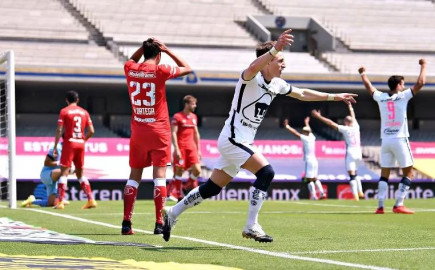 Pumas vence a los diablos del Toluca con autogol del arquero