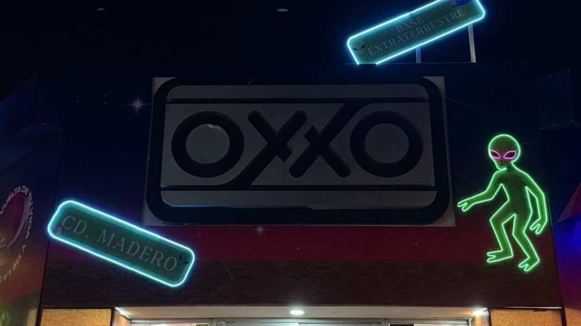 ¡Es bellísimo! Así se ve el OXXO de Playa Miramar con temática alienígena