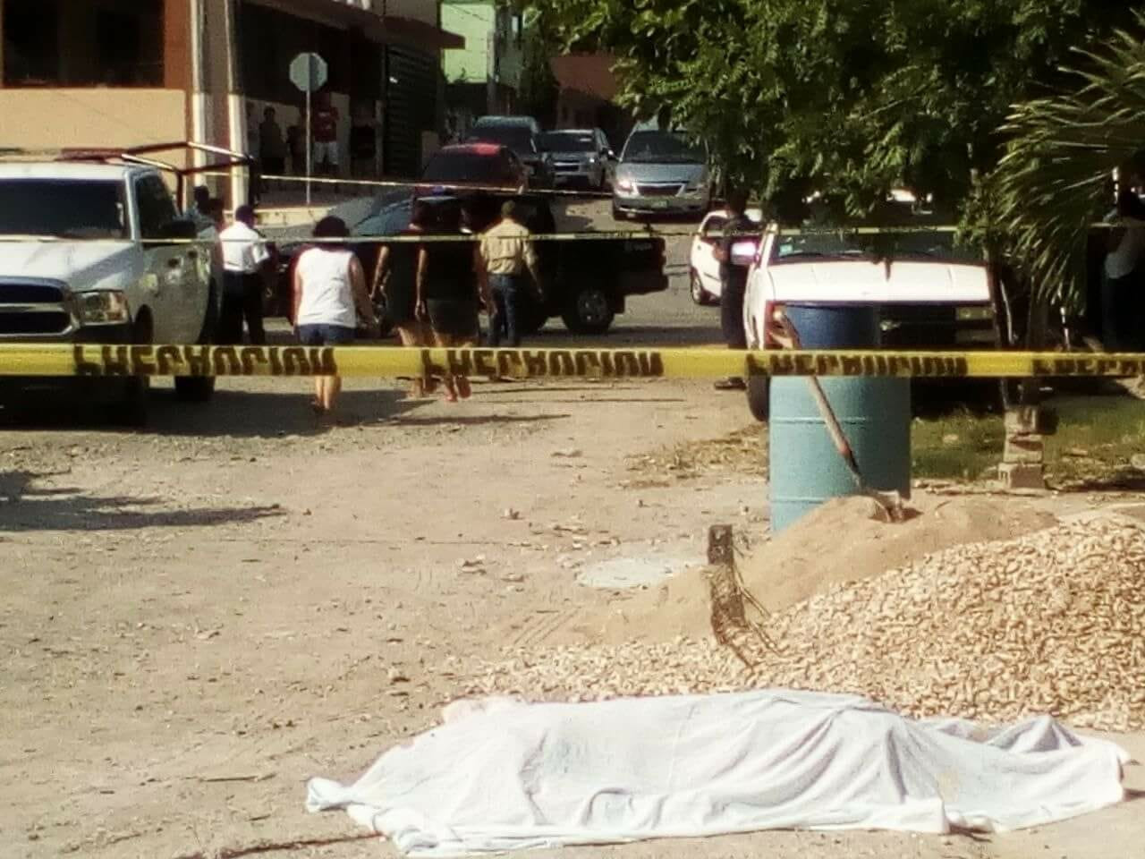 Despistado automovilista atropella y mata a al albañil