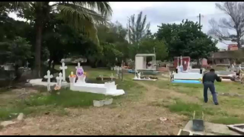 Recorre alcalde panteón de Las Chacas de Madero