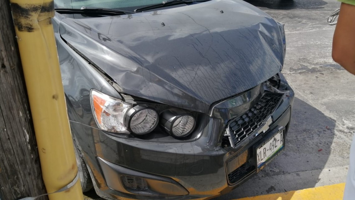 Derrame de aceite de camión recolector provoca carambola de vehículos