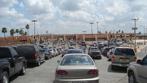 Asegura funcionaria aduanera de EU que largas filas continuarán cuando menos 30 días más