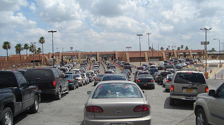 Asegura funcionaria aduanera de EU que largas filas continuarán cuando menos 30 días más