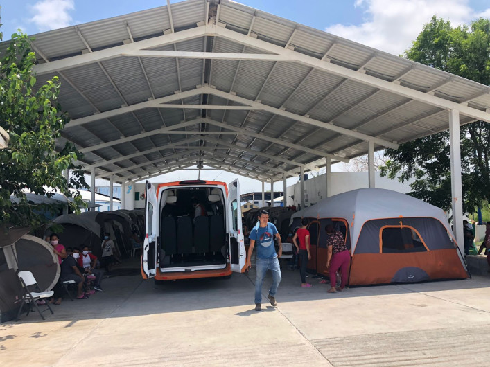 Sin vacuna y aglomerados, albergue de migrantes logra frenar contagios de covid-19