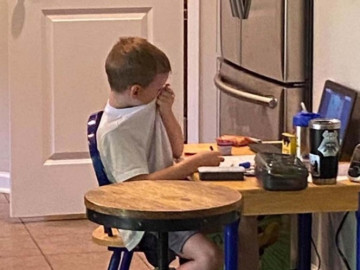 Madre capta a su hijo llorando ante frustración por clases en línea