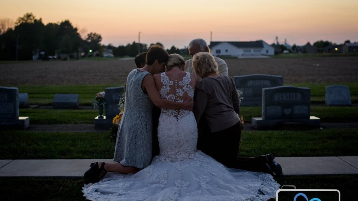 ¡Hermoso detalle! Mujer recuerda a su prometido muerto con sesión de fotos