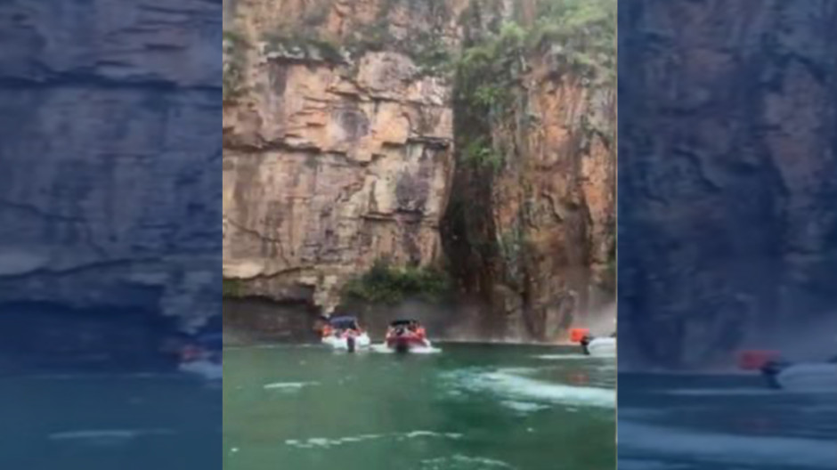 Enorme pedazo de cañón cae encima de lanchas de turistas en Brasil