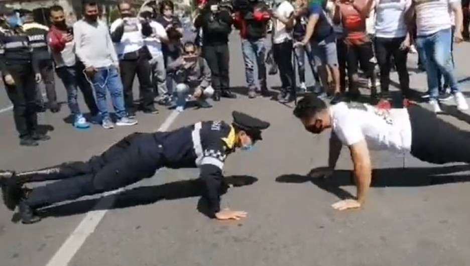 Policía de la CDMX se enfrenta contra manifestante en reto de lagartijas