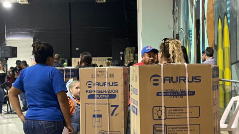 Entregan refrigeradores a familias damnificadas